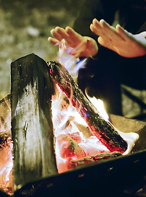 포토 JPG 주간 손 계절 겨울 자연 불꽃 한국 앉기 풍경 야외 아웃포커스 신체부위 장작 모닥불 화로 숯 숯불 쬐기 국내포토 자연요소 그릇 아시아 모션 불 촬영기법 사람 생태계 파일형식