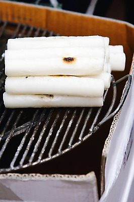 포토 JPG 주간 종이 음식 디저트 떡 한국 사람없음 야외 아웃포커스 판매 전시 전통음식 시장 그릴 상품 굽기 겨울음식 가래떡 낙원상가 종로 국내포토 자연요소 전통 아시아 겨울 주방용품 서울 촬영기법 구이 파일형식