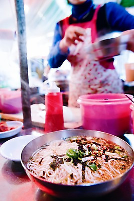 포토 JPG 주간 여자 한식 음식 탁자 한국 한명 사람 성인 야외 아웃포커스 판매 상점 식당 시장 상인 국수 가락국수 낙원상가 종로 여자만 여자한명만 성인여자만 성인만 국내포토 자연요소 1 아시아 가구 서울 촬영기법 면류 파일형식