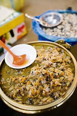 포토 JPG 주간 그릇 음식 식재료 한국 사람없음 야외 아웃포커스 판매 상점 전시 전통음식 시장 상품 국자 낙원상가 절임 젓갈 조갯살 종로 국내포토 자연요소 전통 식기 아시아 주방용품 조개 서울 촬영기법 파일형식