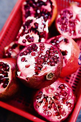 포토 JPG 주간 음식 과일 한국 씨앗 사람없음 야외 아웃포커스 하이앵글 판매 전시 시장 상품 자르기 반쪽 석류 낙원상가 종로 국내포토 자연요소 식물 아시아 뷰포인트 모션 서울 촬영기법 파일형식