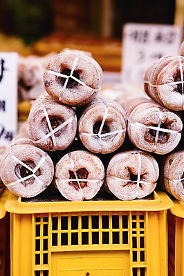 포토 JPG 주간 음식 과일 건조 한국 감 사람없음 야외 아웃포커스 상자 판매 전시 시장 상품 묶기 곶감 건과일 낙원상가 종로 국내포토 자연요소 아시아 모션 서울 촬영기법 파일형식