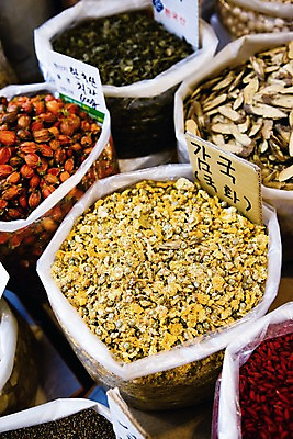 포토 JPG 주간 음식 한국 사람없음 야외 판매 상점 다양 약재 한약재 시장 약초 상품 담기 감국 낙원상가 종로 치자 국내포토 자연요소 꽃 아시아 다수 모션 서울 약 풀_식물 파일형식