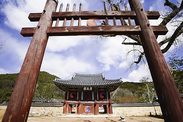 포토 JPG 주간 구름 문화 로우앵글 학교 하늘 한국 풍경 사람없음 야외 문 맑음 문화재 역사 전라남도 명승지 사적 서원 서찰 장성 필암서원 홍살문 확연루 국내포토 자연요소 교육 아시아 뷰포인트 날씨 전라도 전통문 파일형식