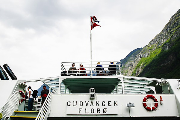포토 JPG 주간 외국인 해외풍경 여자 남자 유럽 여행 유럽풍경 자연 북유럽 노르웨이 사람 풍경 여러명 성인 야외 여행객 깃발 유람선 플롬 성인만 국내포토 자연요소 해외 나라 다수 배_교통 인종 생태계 파일형식