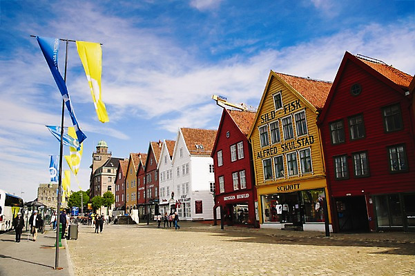 포토 JPG 주간 외국인 구름 건축물 여자 남자 건축 유럽 외국문화 고건축 하늘 주택 북유럽 노르웨이 사람 여러명 성인 야외 관광지 베르겐 성인만 국내포토 자연요소 나라 문화 여행 다수 인종 건물 파일형식