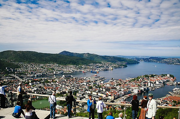 포토 JPG 주간 외국인 구름 해외풍경 건축물 여자 남자 건축 유럽 바다 유럽풍경 자연 하늘 북유럽 노르웨이 사람 풍경 여러명 성인 야외 여행객 항구 도시 베르겐 성인만 국내포토 자연요소 해외 나라 다수 교통시설 인종 생태계 파일형식