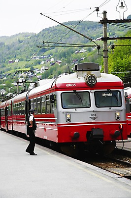 포토 JPG 주간 외국인 남자 유럽 교통수단 교통 북유럽 노르웨이 한명 사람 성인 야외 기차 산악철도 남자만 남자한명만 성인남자만 성인만 철도의날 국내포토 자연요소 1 나라 육상교통 대중교통 인종 기찻길 파일형식 법정기념일