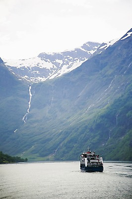 포토 JPG 주간 외국인 나무 식물 해외풍경 유럽 교통수단 교통 유럽풍경 북유럽 노르웨이 풍경 사람없음 야외 강 피오르 선박 성인만 국내포토 자연요소 해외 나라 수상교통 인종 지형 파일형식