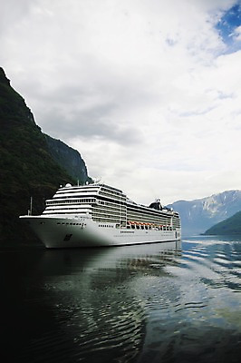 포토 JPG 주간 구름 해외풍경 유럽 백그라운드 유럽풍경 하늘 북유럽 노르웨이 풍경 사람없음 야외 크루즈 피오르 선박 국내포토 자연요소 해외 나라 수상교통 배_교통 지형 파일형식