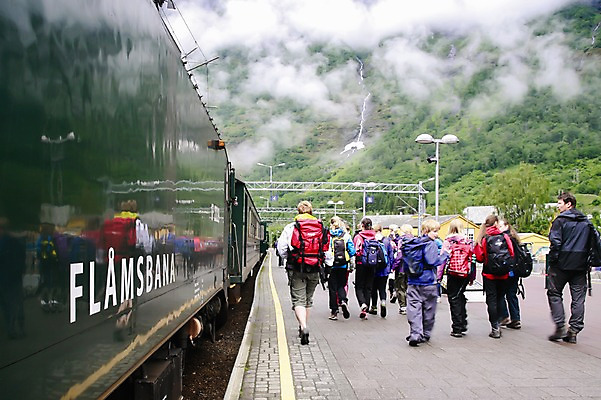포토 JPG 주간 외국인 나무 식물 구름 해외풍경 여자 남자 유럽 교통수단 교통 유럽풍경 자연 북유럽 노르웨이 사람 풍경 여러명 성인 야외 기차 산악철도 성인만 철도의날 국내포토 자연요소 해외 나라 육상교통 다수 대중교통 인종 기찻길 생태계 파일형식 법정기념일