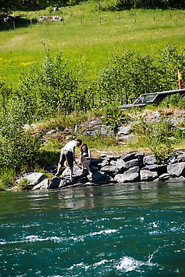 포토 JPG 주간 외국인 나무 식물 해외풍경 커플 여자 남자 유럽 한쌍 바다 유럽풍경 자연 북유럽 노르웨이 사람 풍경 잔디 성인 야외 두명 쌍 풀 피오르 성인만 국내포토 자연요소 해외 나라 관계 인종 생태계 지형 파일형식