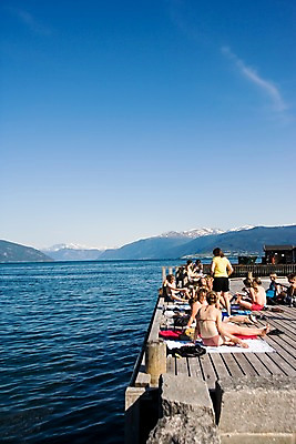 포토 JPG 주간 외국인 해외풍경 여자 남자 유럽 어린이 바다 유럽풍경 자연 북유럽 노르웨이 사람 풍경 여러명 성인 야외 선탠 피오르 국내포토 자연요소 해외 나라 다수 인종 생태계 지형 파일형식