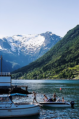 포토 JPG 주간 외국인 해외풍경 남자 유럽 어린이 바다 요트 유럽풍경 자연 산 북유럽 노르웨이 사람 풍경 여러명 야외 눈 피오르 선박 남자만 어린이만 소년만 국내포토 자연요소 해외 나라 다수 수상교통 배_교통 날씨 인종 생태계 지형 파일형식