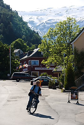포토 JPG 주간 외국인 나무 식물 해외풍경 건축물 남자 건축 유럽 교통수단 교통 유럽풍경 자동차 자연 북유럽 노르웨이 한명 사람 풍경 성인 야외 건물 자전거 피오르 남자만 남자한명만 성인남자만 성인만 국내포토 자연요소 1 해외 나라 육상교통 인종 바이크 생태계 지형 파일형식
