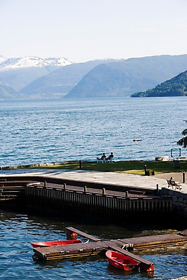 포토 JPG 주간 외국인 해외풍경 유럽 바다 유럽풍경 자연 산 북유럽 노르웨이 사람 풍경 여러명 야외 피오르 국내포토 자연요소 해외 나라 다수 인종 생태계 지형 파일형식