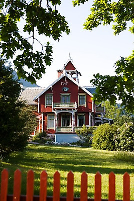 포토 JPG 주간 나무 식물 해외풍경 건축물 건축 유럽 유럽풍경 자연 산 주택 북유럽 노르웨이 풍경 잔디 사람없음 야외 건물 마을 풀 발레스트란드 국내포토 자연요소 해외 나라 생태계 파일형식