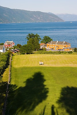 포토 JPG 주간 외국인 나무 식물 동물 해외풍경 건축물 남자 건축 유럽 바다 유럽풍경 자연 주택 북유럽 노르웨이 한명 사람 풍경 잔디 야외 건물 마을 말_동물 풀 승마 발레스트란드 남자만 남자한명만 국내포토 자연요소 1 해외 나라 스포츠 포유류 인종 생태계 파일형식