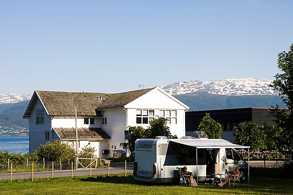 포토 JPG 주간 나무 식물 해외풍경 건축물 건축 유럽 교통수단 바다 교통 유럽풍경 자동차 자연 주택 북유럽 노르웨이 풍경 잔디 사람없음 야외 건물 눈 풀 캠핑장 캠핑카 발레스트란드 국내포토 자연요소 해외 나라 육상교통 날씨 캠핑 생태계 파일형식