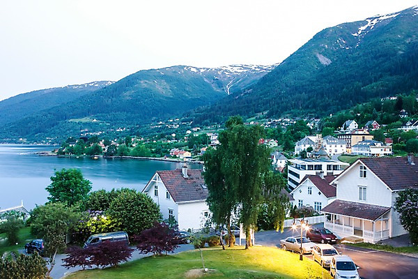 포토 JPG 나무 식물 해외풍경 건축물 건축 유럽 교통수단 바다 교통 유럽풍경 자동차 자연 산 주택 북유럽 노르웨이 풍경 사람없음 야외 건물 마을 시골 발레스트란드 국내포토 해외 나라 육상교통 생태계 파일형식