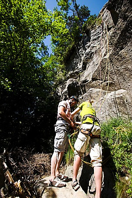 포토 JPG 주간 외국인 나무 식물 해외풍경 여자 남자 유럽 스포츠 유럽풍경 자연 산 북유럽 노르웨이 사람 풍경 성인 야외 두명 등산 돌_바위 바위 암벽 암벽등반 클라이밍 플뢰옌 성인만 국내포토 자연요소 해외 나라 인종 트래킹 등반 생태계 파일형식