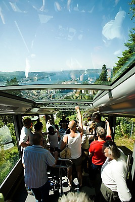 포토 JPG 주간 외국인 해외풍경 여자 남자 유럽 교통수단 여행 교통 유럽풍경 자연 산 북유럽 노르웨이 사람 풍경 여러명 성인 야외 도시 케이블카 플뢰옌 플뢰이바넨 성인만 국내포토 자연요소 해외 나라 다수 인종 생태계 파일형식