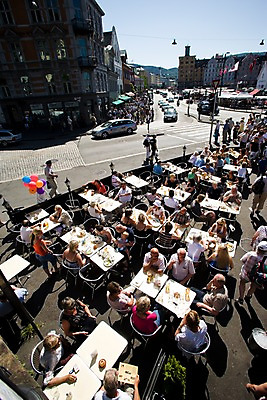 포토 JPG 주간 외국인 해외풍경 건축물 여자 남자 건축 유럽 음식 교통수단 여행 교통 유럽풍경 자동차 자연 북유럽 노르웨이 사람 풍경 여러명 성인 야외 레스토랑 식사 도시 베르겐 성인만 국내포토 자연요소 해외 나라 육상교통 다수 인종 식당 생태계 파일형식