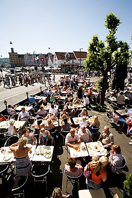 포토 JPG 주간 외국인 나무 식물 해외풍경 건축물 여자 남자 건축 유럽 음식 여행 유럽풍경 자연 북유럽 노르웨이 사람 풍경 여러명 성인 야외 레스토랑 식사 도시 베르겐 성인만 국내포토 자연요소 해외 나라 다수 인종 식당 생태계 파일형식