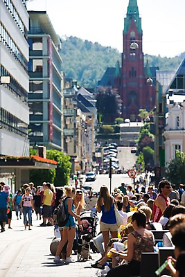 포토 JPG 주간 외국인 해외풍경 건축물 여자 남자 건축 유럽 여행 유럽풍경 자연 북유럽 노르웨이 사람 풍경 여러명 성인 야외 건물 베르겐 성인만 국내포토 자연요소 해외 나라 다수 인종 생태계 파일형식