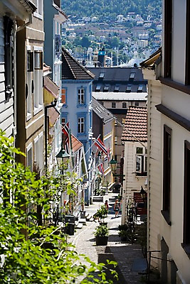 포토 JPG 주간 외국인 나무 식물 해외풍경 건축물 여자 건축 유럽 길 고건축 유럽풍경 자연 주택 북유럽 노르웨이 사람 풍경 여러명 성인 야외 건물 깃발 국기 골목길 여자만 성인여자만 성인만 국내포토 자연요소 해외 나라 다수 인종 생태계 파일형식