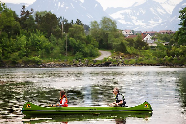 포토 JPG 주간 외국인 나무 식물 해외풍경 여자 남자 유럽 호수 어린이 스포츠 유럽풍경 자연 북유럽 노르웨이 사람 풍경 성인 야외 두명 강 눈 카누 올레순 국내포토 자연요소 해외 나라 날씨 인종 수상스포츠 생태계 파일형식