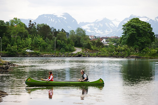 포토 JPG 주간 외국인 나무 식물 해외풍경 여자 남자 유럽 호수 어린이 스포츠 유럽풍경 자연 북유럽 노르웨이 사람 풍경 성인 야외 두명 강 눈 카누 올레순 국내포토 자연요소 해외 나라 날씨 인종 수상스포츠 생태계 파일형식