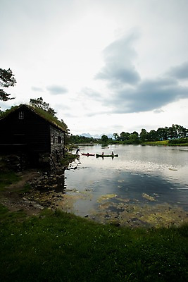 포토 JPG 주간 외국인 구름 해외풍경 여자 남자 유럽 호수 어린이 스포츠 유럽풍경 자연 하늘 북유럽 노르웨이 사람 풍경 여러명 성인 야외 강 카누 올레순 선박 국내포토 자연요소 해외 나라 다수 수상교통 인종 수상스포츠 생태계 파일형식