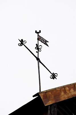 포토 JPG 주간 기호 유럽 백그라운드 표시 지붕 안내 북유럽 노르웨이 사람없음 야외 수비 방향 위치 동서남북 풍향계 풍향 국내포토 자연요소 문자 나라 모션 바람 기계 파일형식