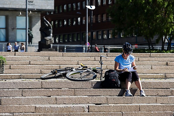 포토 JPG 주간 외국인 나무 식물 해외풍경 건축물 여자 건축 유럽 여행 유럽풍경 북유럽 노르웨이 사람 풍경 여러명 성인 야외 계단 자전거 여자만 성인여자만 성인만 국내포토 자연요소 해외 나라 다수 인종 바이크 파일형식