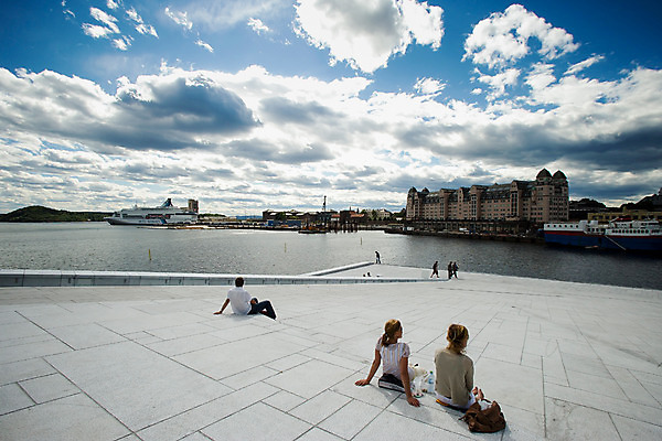 포토 JPG 주간 외국인 구름 해외풍경 건축물 여자 남자 건축 유럽 바다 유럽풍경 자연 하늘 북유럽 노르웨이 사람 풍경 여러명 성인 야외 성인만 국내포토 자연요소 해외 나라 다수 인종 생태계 파일형식