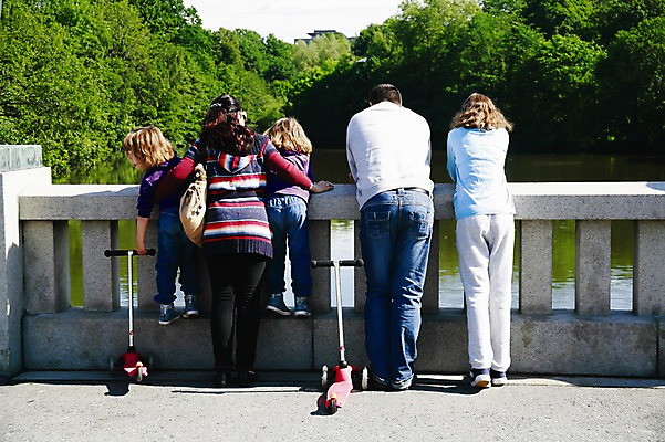 포토 JPG 주간 외국인 나무 식물 해외풍경 여자 남자 유럽 어린이 유럽풍경 가족 자연 북유럽 노르웨이 사람 풍경 여러명 성인 야외 뒷모습 강 가교 국내포토 자연요소 해외 건축물 나라 뷰포인트 다수 관계 인종 생태계 파일형식