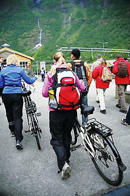 포토 JPG 주간 외국인 여자 남자 유럽 교통수단 스포츠 교통 북유럽 노르웨이 사람 여러명 성인 야외 자전거 바이킹 성인만 국내포토 자연요소 나라 다수 인종 바이크 파일형식