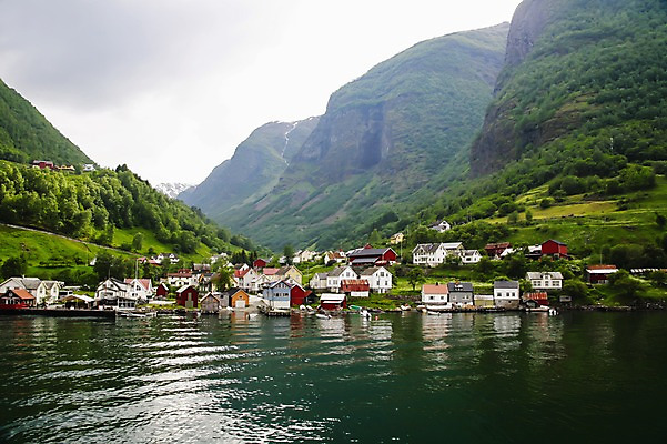 포토 JPG 주간 해외풍경 건축물 건축 유럽 호수 고건축 유럽풍경 자연 주택 북유럽 노르웨이 풍경 사람없음 야외 마을 아울란스피오르 피오르 국내포토 자연요소 해외 나라 건물 생태계 지형 파일형식