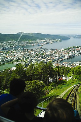포토 JPG 주간 구름 해외풍경 건축물 건축 유럽 바다 유럽풍경 하늘 북유럽 노르웨이 사람 풍경 여러명 야외 기찻길 도시 베르겐 철도의날 국내포토 자연요소 해외 나라 다수 파일형식 법정기념일