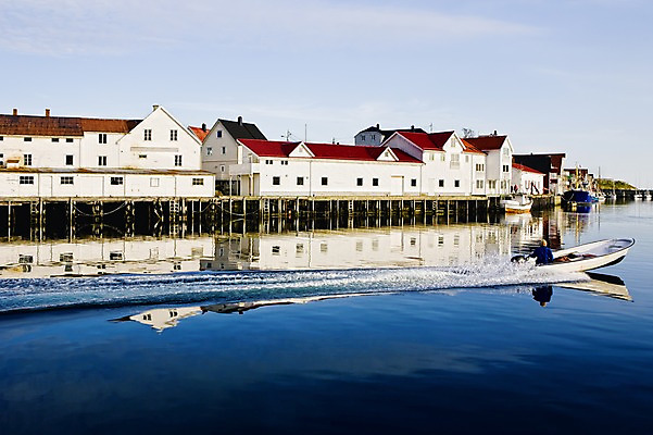포토 JPG 주간 구름 해외풍경 건축물 남자 건축 유럽 바다 요트 유럽풍경 하늘 북유럽 노르웨이 한명 사람 앉기 풍경 성인 야외 선박 남자만 남자한명만 성인남자만 성인만 국내포토 자연요소 1 해외 나라 수상교통 배_교통 모션 파일형식