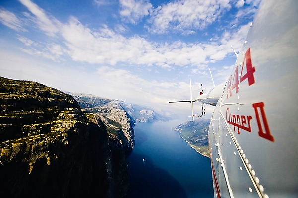 포토 JPG 주간 구름 해외풍경 유럽 교통수단 교통 유럽풍경 자연 하늘 북유럽 노르웨이 풍경 사람없음 야외 관광지 돌_바위 바위 헬리콥터 뤼세피오르 피오르 국내포토 자연요소 해외 나라 여행 비행기 생태계 지형 파일형식