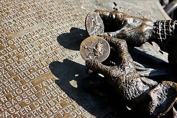 포토 JPG 주간 손 유럽 백그라운드 독일 사람없음 야외 신체부위 관광지 조형물 청동 국내포토 자연요소 나라 여행 미술 사람 파일형식