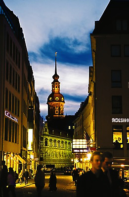 포토 JPG 외국인 구름 해외풍경 건축물 여자 남자 건축 유럽 기독교 종교 외국문화 야경 유럽풍경 하늘 독일 사람 여러명 야외 관광지 교회 노이마르크트 국내포토 자연요소 해외 나라 문화 여행 다수 종교건축 인종 풍경 건물 야간 파일형식 풍경_경치