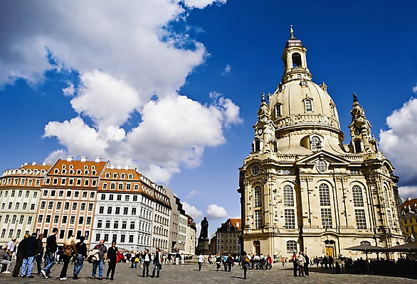 포토 JPG 주간 외국인 구름 해외풍경 건축물 여자 남자 건축 유럽 기독교 종교 유럽풍경 하늘 독일 사람 풍경 여러명 성인 야외 관광지 교회 노이마르크트 성인만 국내포토 자연요소 해외 나라 여행 다수 종교건축 인종 건물 파일형식