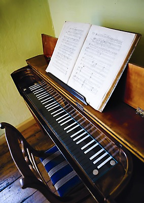 포토 JPG 유럽 예술 악기 백그라운드 독일 실내 사람없음 관광지 피아노건반 건반 피아노 건반악기 악보 드레스덴 베버박물관 국내포토 나라 음악 여행 내부 박물관 파일형식