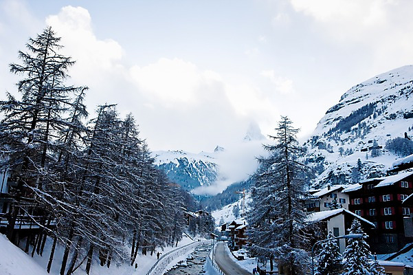 포토 JPG 주간 외국인 나무 식물 해외풍경 건축물 남자 건축 유럽 길 유럽풍경 자연 산 한명 풍경 성인 야외 건물 눈 개울 스위스 산골 남자만 남자한명만 성인남자만 성인만 국내포토 자연요소 1 해외 나라 날씨 사람 인종 강 생태계 파일형식