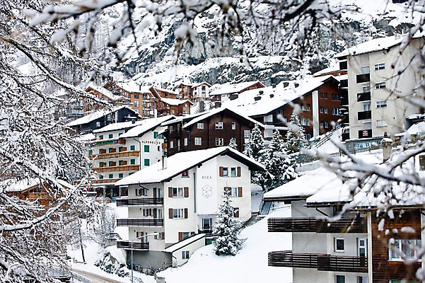 포토 JPG 주간 나무 식물 해외풍경 건축물 건축 유럽 유럽풍경 자연 풍경 사람없음 야외 눈 스위스 체르마트 국내포토 자연요소 해외 나라 날씨 생태계 파일형식
