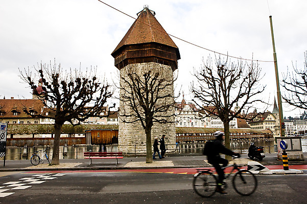 포토 JPG 주간 외국인 나무 식물 해외풍경 건축물 여자 남자 건축 유럽 길 교통수단 교통 유럽풍경 거리 사람 풍경 여러명 성인 야외 자전거 스위스 루체른 성인만 국내포토 자연요소 해외 나라 다수 인종 바이크 파일형식