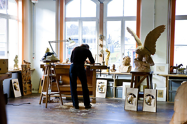 포토 JPG 남자 유럽 예술 백그라운드 실내 한명 서기 사람 성인 뒷모습 공예 스위스 공예가 남자만 남자한명만 성인남자만 성인만 국내포토 1 나라 뷰포인트 모션 취미 내부 파일형식